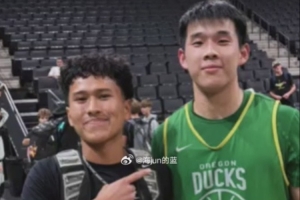 俄勒冈夏训期间林葳与球迷合影！媒体人：无出场机会和球权，为何去北卡？