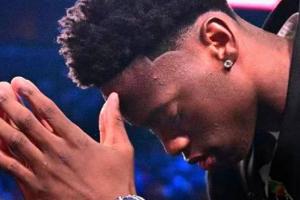 全网热议!迪班萨中国行真相曝光,球迷热议合影、签名权益调整