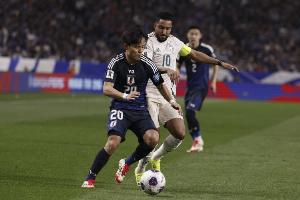 本田圭佑对久保建英伤势表示担忧,若久保缺阵伊东纯也将担任首发