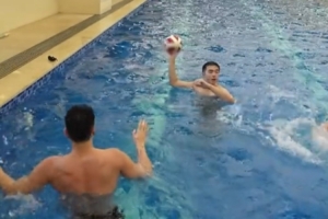端午佳节遇世界杯,广东男篮训练空隙泳池上演水上足球